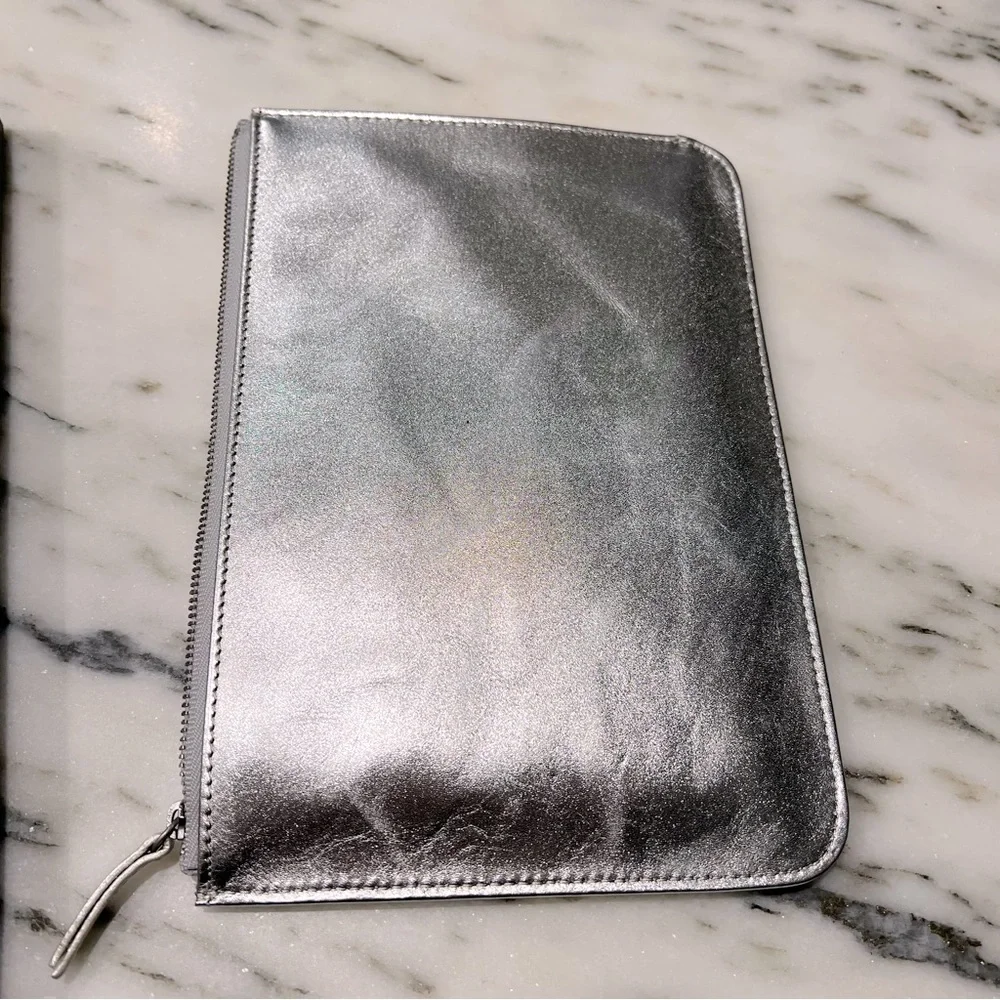 METALLIC LEATHER POUCH FOR IPAD® - SILVER- Mini